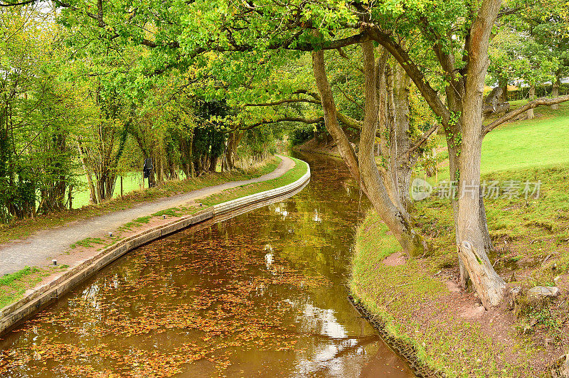 Narrow-boating在秋天