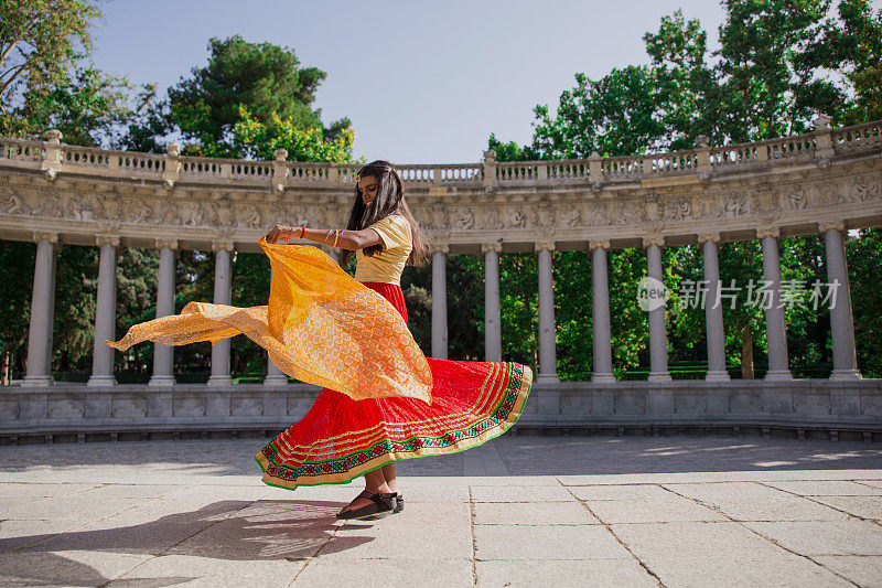 年轻美丽的传统印度女子在户外跳舞
