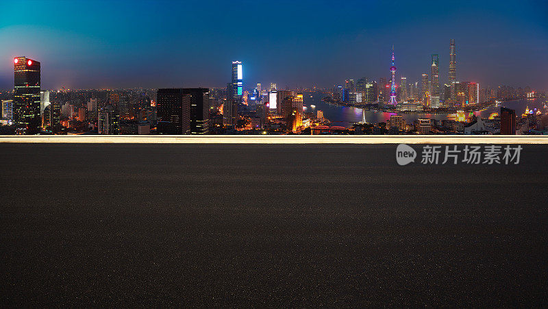航拍鸟瞰上海外滩空荡的道路地面，以上海外滩地标建筑为背景，全景夜景天际线