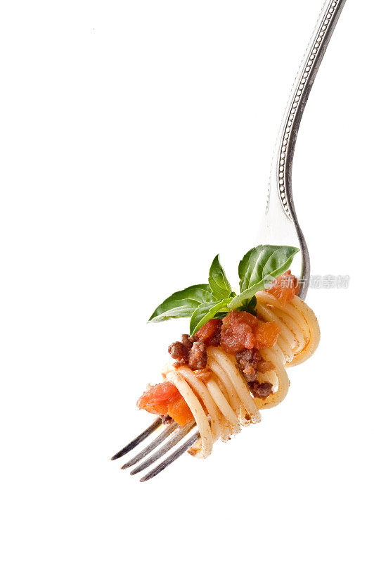 用叉子放番茄酱和罗勒的意大利面