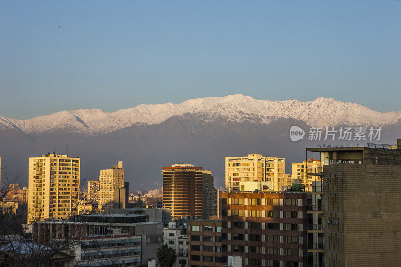 从圣地亚哥市中心看安第斯山脉