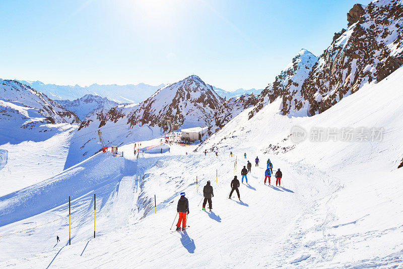 在阿尔卑斯山美丽的滑雪坡道上，一群难以辨认的滑雪者