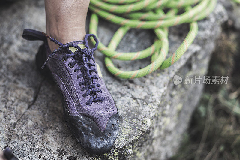 登山鞋和绳索