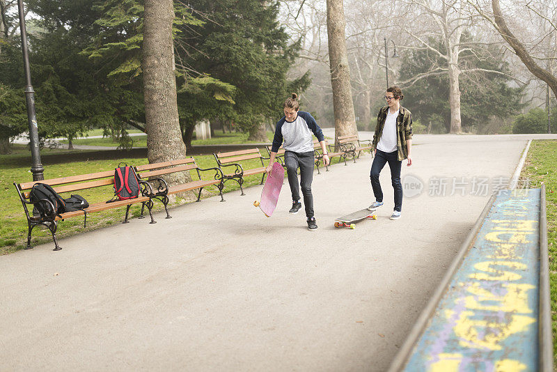 放学后-与朋友玩滑板