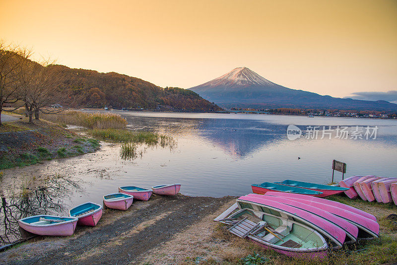 富士山川口湖的皮划艇