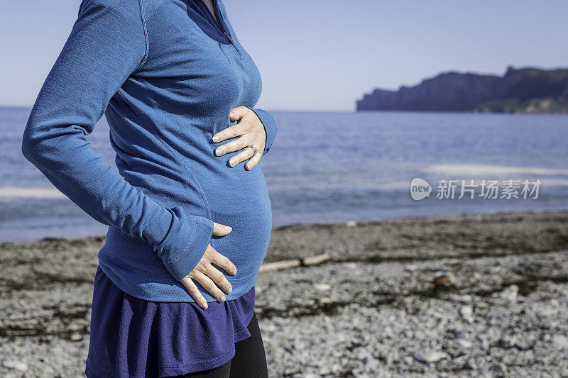 快乐活跃的孕妇在夏天徒步旅行