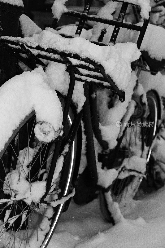 雪覆盖的老式自行车，荷兰豪达。