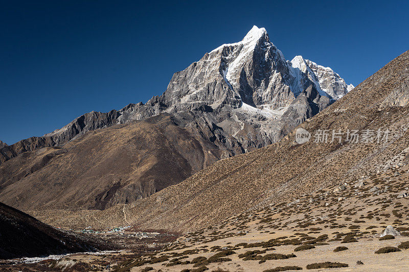 尼泊尔珠穆朗玛峰地区定伯车村上方的塔伯切山顶