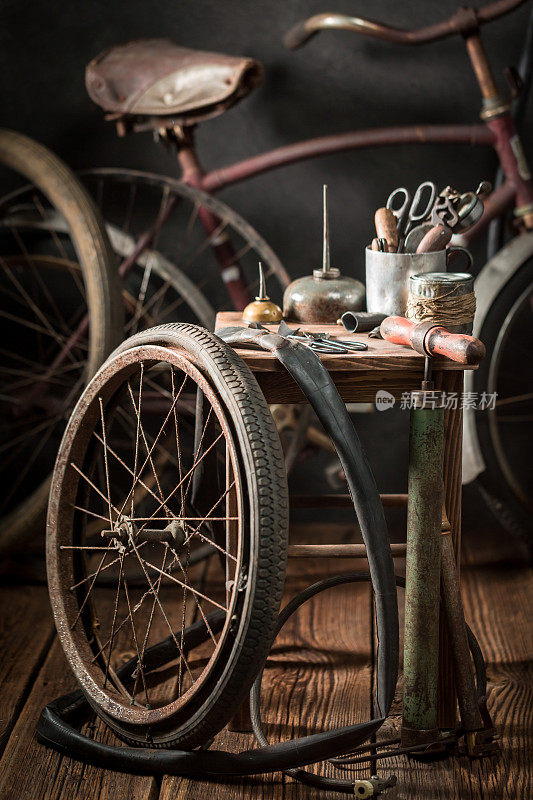 旧自行车修理服务车轮，工具，和橡胶补丁