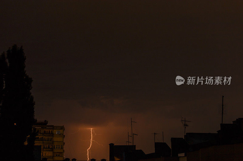 在夏天的暴风雨中，叉形闪电击中