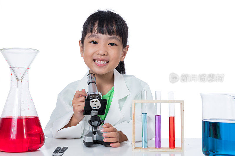 用显微镜工作的亚洲华人小女孩