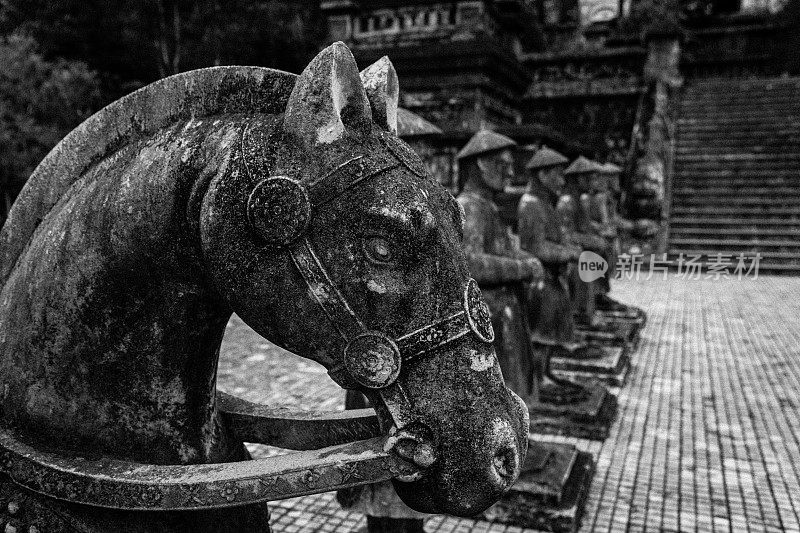 越南顺化开定墓中的石马。黑色和白色
