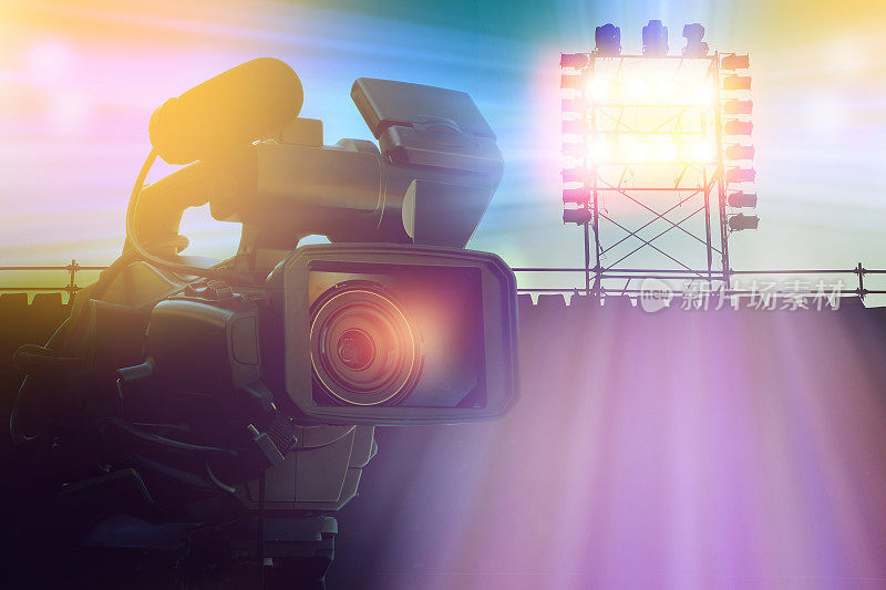 体育场里用于制作体育新闻或电视直播的摄像机