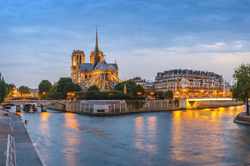 巴黎日落城市天际线全景在巴黎圣母院大教堂和塞纳河，巴黎，法国
