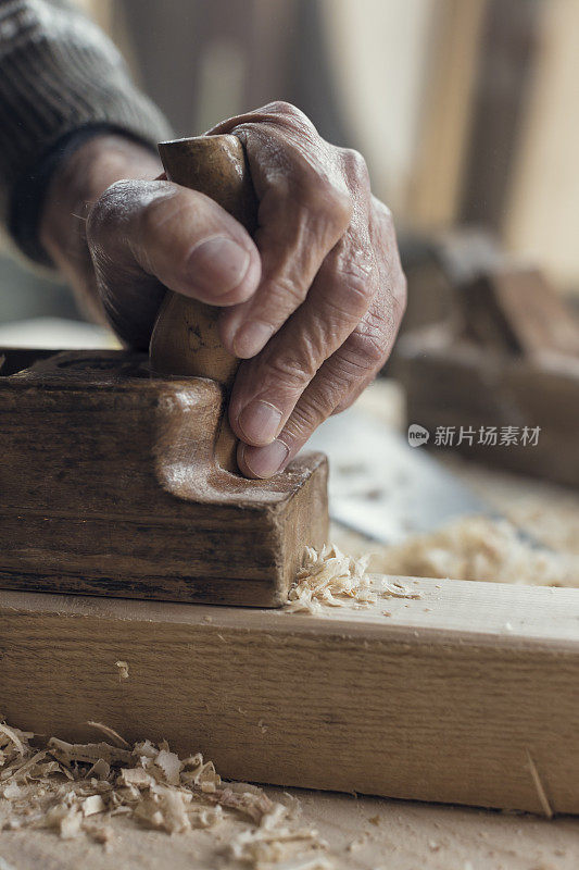 高级木匠铣削的特写手