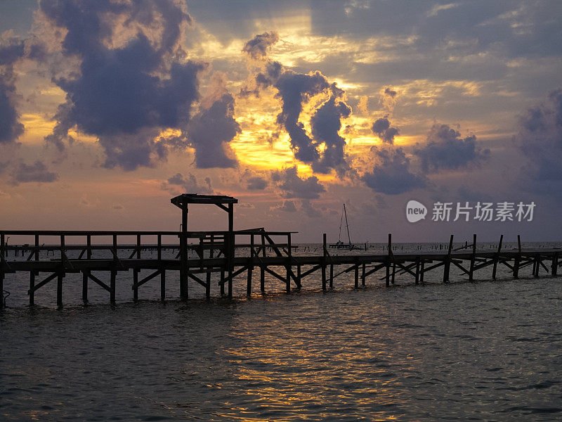 飓风哈维过后，德克萨斯州Rockport码头被毁，海湾上空的日出