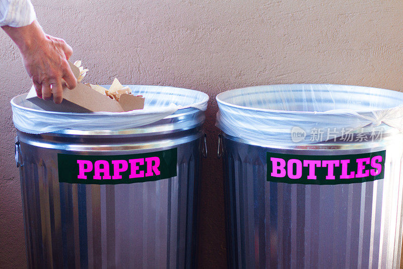 男人回收:用粉色写的“纸”和“瓶子”