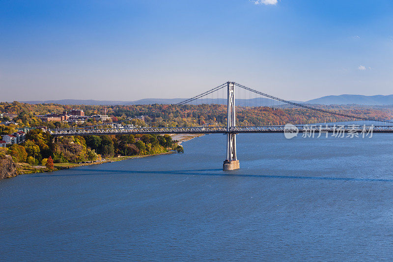 哈德逊中桥和哈德逊河与秋天的颜色(树叶)和蓝天，波基普西，哈德逊河谷，纽约。