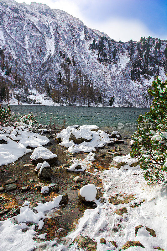 奥地利的溪、湖和山