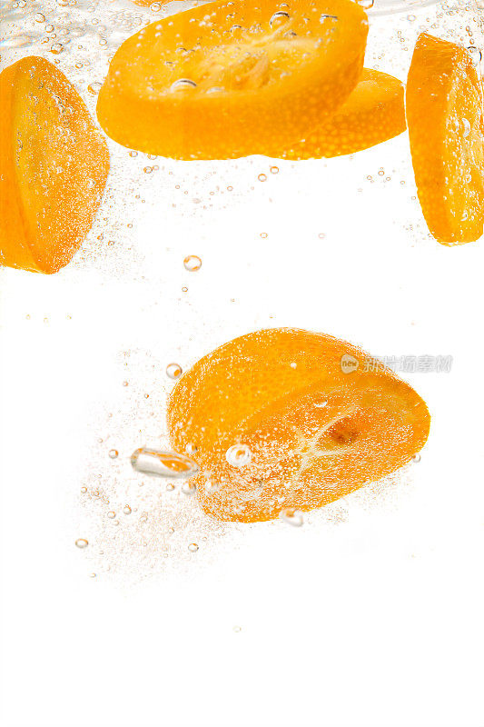 将橙子切片放入带有气泡的水中