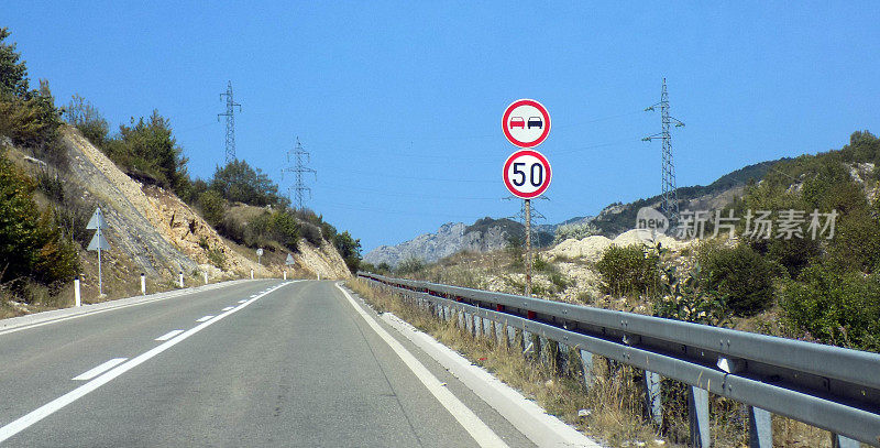 山区公路有禁止超车和限速标志