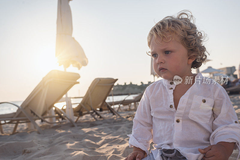 热带海滩上的小男孩