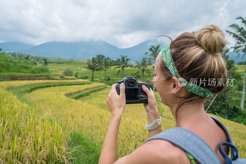 年轻女子拍摄的稻田，巴厘岛