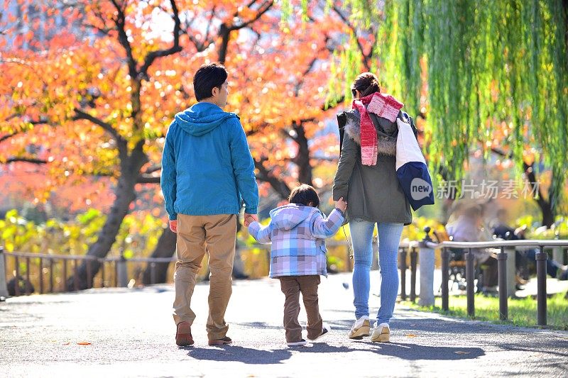 一对日本夫妇和他们的儿子在东京上野公园散步