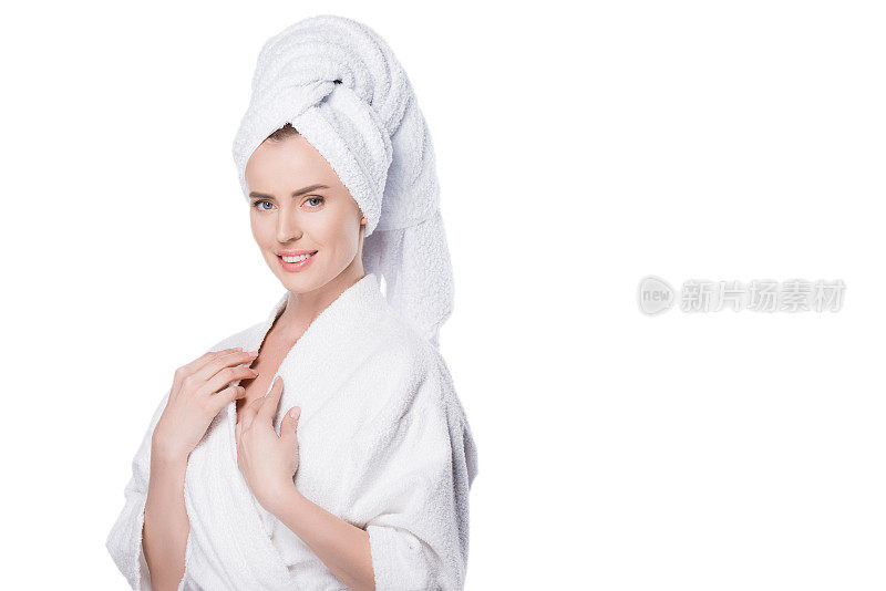 女性用干净的皮肤在浴衣和毛巾上隔离发白