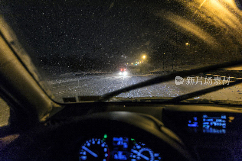 夜间冬季暴风雪期间，远处紧急服务救护车接近