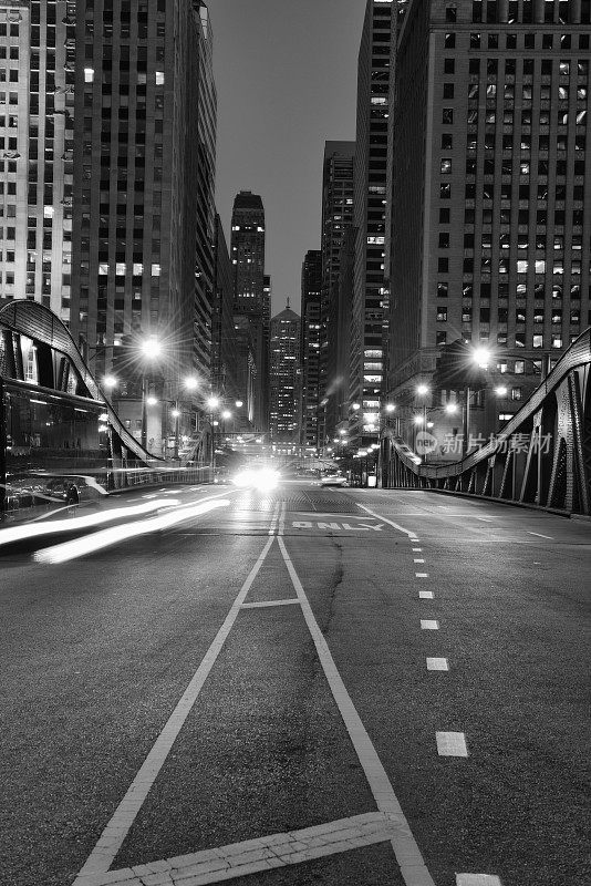 芝加哥拉萨尔街夜间的交通状况。黑色和白色。