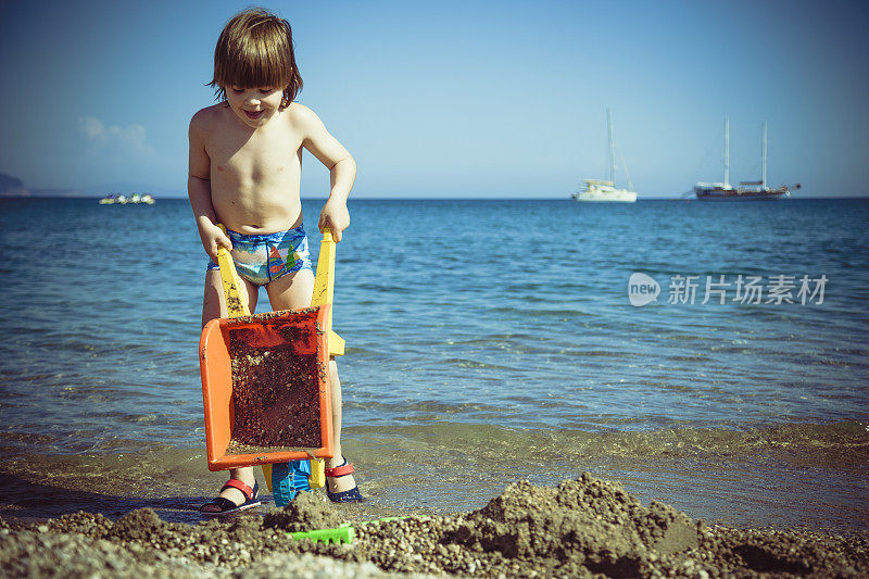 孩子们在海滩上玩玩具