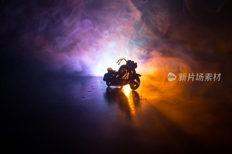 大功率摩托车斩波器。雾与背光的背景与男人骑在晚上。空的空间