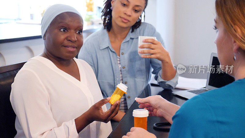 老年妇女向家庭保健护士询问有关药物的问题