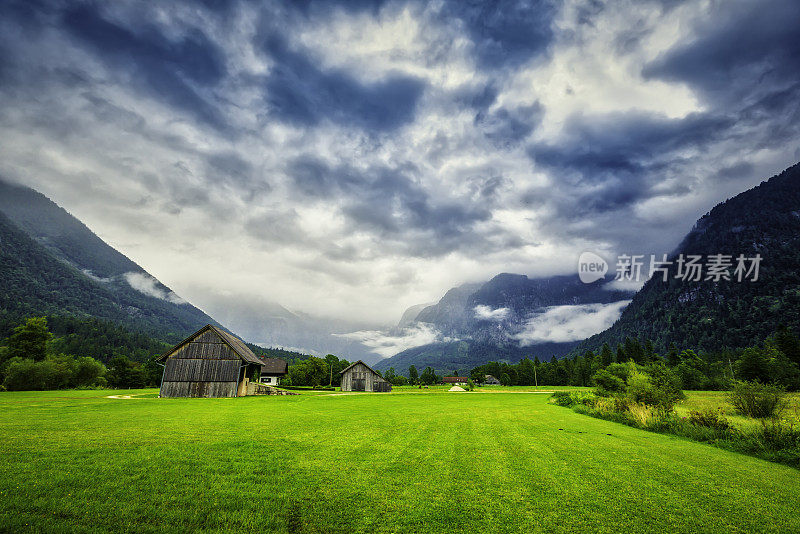 带绿色草甸的高山景观(HDRi)