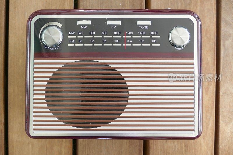 木地板上放着老式收音机