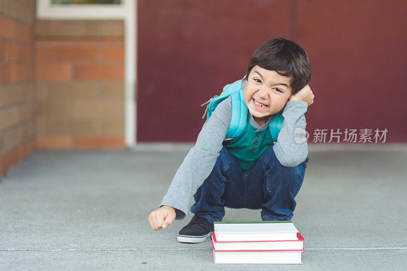 一个小男孩上学第一天的肖像