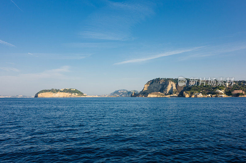 波西利波山和尼西达岛的海景