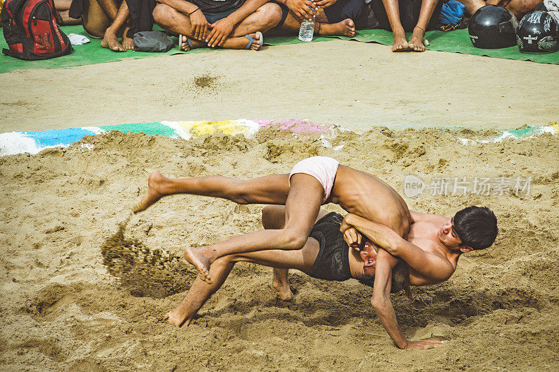在喜马偕尔邦索兰的Shoolini集市上，年轻的摔跤手们正在和库施蒂搏斗。