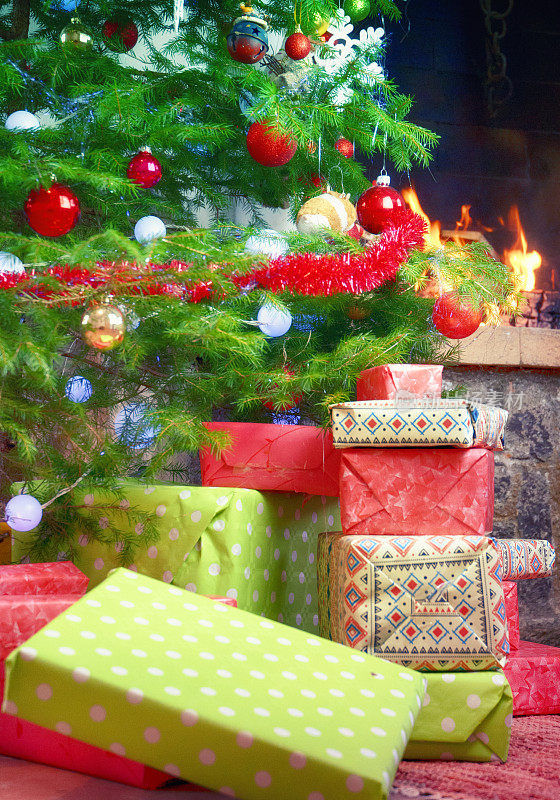 圣诞树，礼物和壁炉