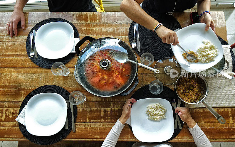 一家人坐在桌子上吃午饭-四个座位-木桌-午餐