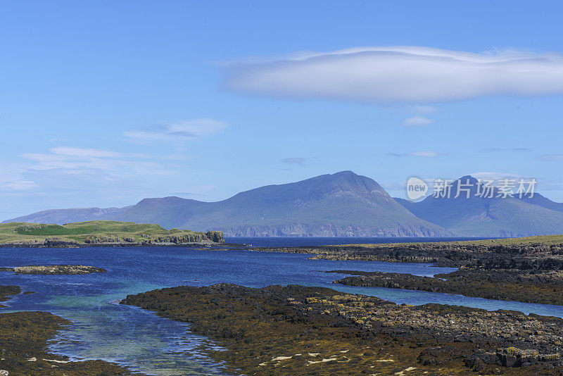 从Muck岛看到的Rum岛。两个岛屿都位于苏格兰北部西海岸外的内赫布里底群岛