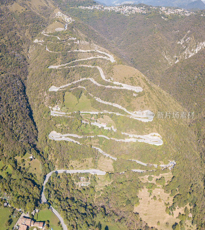 意大利连接Nebro村和Selvino的山路的无人机鸟瞰图。令人惊叹的鸟瞰图的山弯曲创造美丽的形状