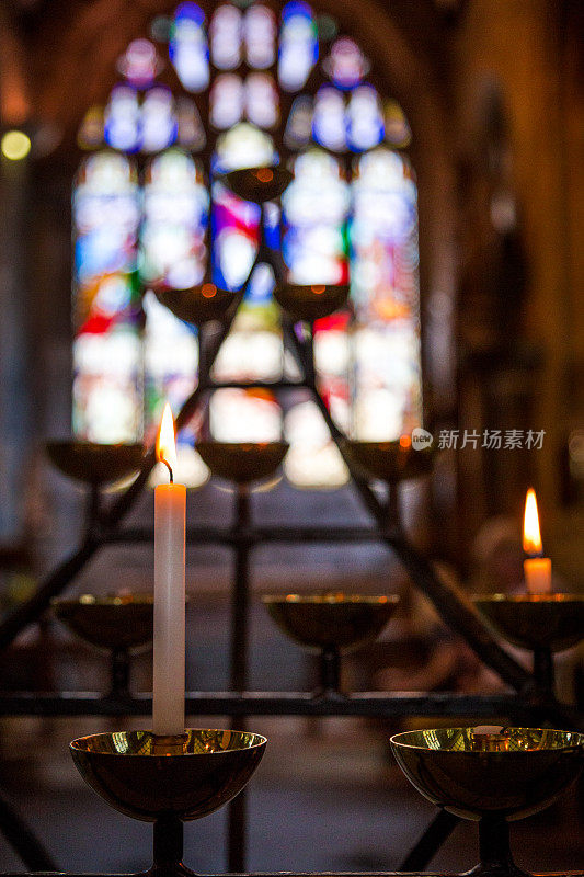祈祷蜡烛在教堂内排成一排燃烧