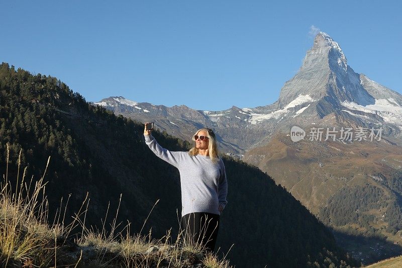 女人用智能手机自拍