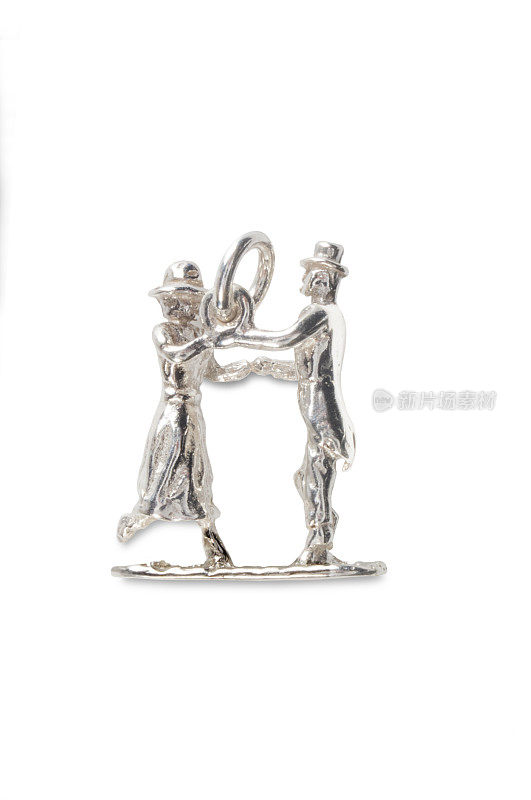 描绘老式舞者的银色吊坠。