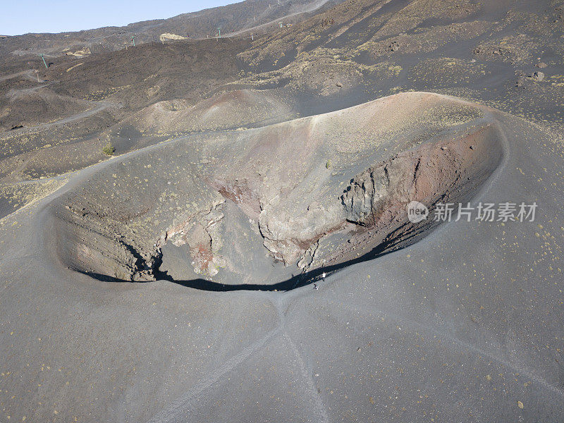 站在火山口边缘的人