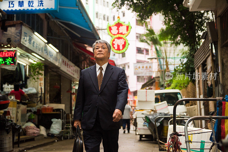 在香港步行上班的商人