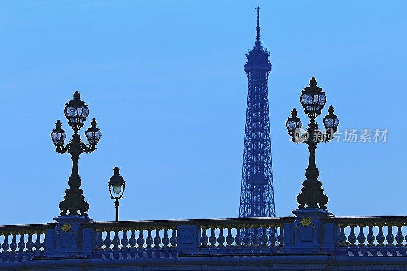 黎明时分，法国巴黎，从亚历山大三世桥上看到埃菲尔铁塔和法国建筑