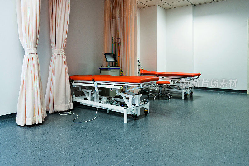 医院检查室，有床和机器